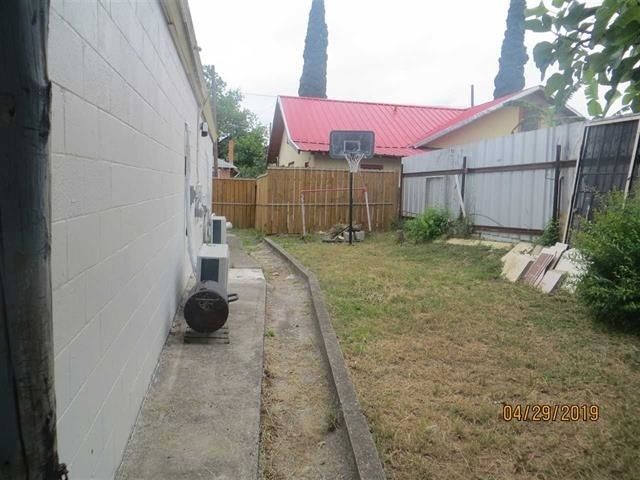 Commercial/Industrial Building: 300 W Garza St, Del Rio, TX 78840